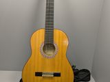une guitare posée sur une étagère dans une pièce