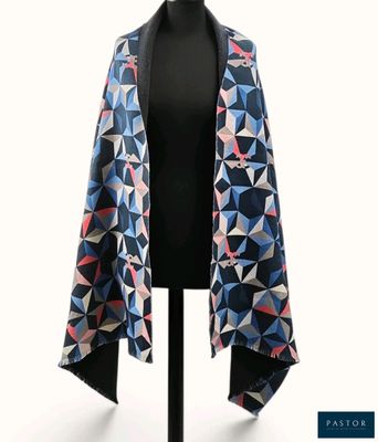 un mannequin noir orné d'un motif géométrique