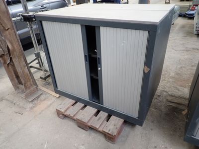 une photo d'un meuble de rangement dans un garage