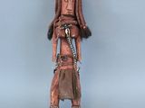 une image représentant une statue en bois d'un homme muni d'une épée