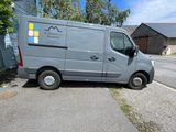 une camionnette garée sur le côté de la route