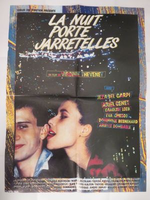 une affiche de film représentant un couple en train de s'embrasser devant un feu d'artifice