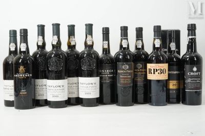 les nombreuses bouteilles de vin alignées sur la table