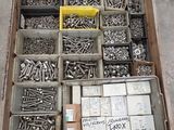 de nombreux types de vis et d'écrous dans une boîte