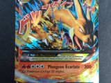 gros plan d'une carte pokemon sur une table