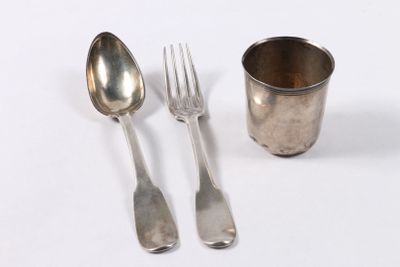 trois cuillères, une fourchette et une tasse posées sur une table