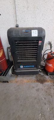 un petit climatiseur et une bonbonne de propane posée par terre