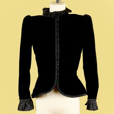une photo d'une veste noire sur un mannequin