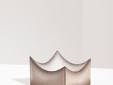 l'image d'un petit objet métallique sur une surface blanche