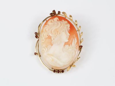 Grand camée coquillage figurant une femme de profil, dans un…