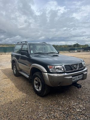une photo d'un SUV noir garé sur un parking