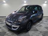 la photo d'une voiture grise garée dans un garage