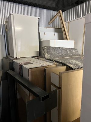 beaucoup de cartons et un réfrigérateur dans une pièce