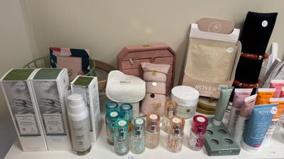 tout un tas de produits de beauté posés sur une table