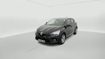 Une voiture grise est garée dans une pièce blanche au sol blanc.