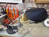 une table sur laquelle sont posés plusieurs outils