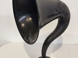 un vieux gramophone noir posé sur un meuble en bois