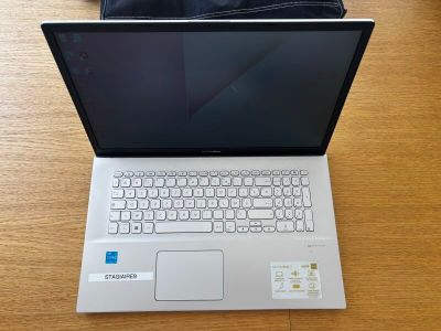 un ordinateur portable posé sur une table