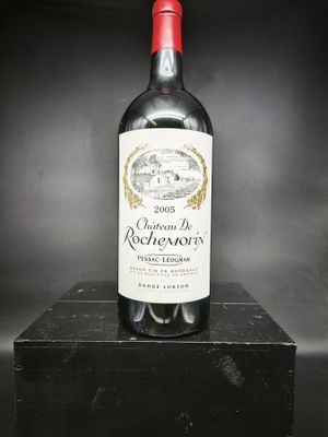 une bouteille de vin posée sur une boîte noire