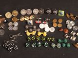 de nombreux types de bijoux sur la table