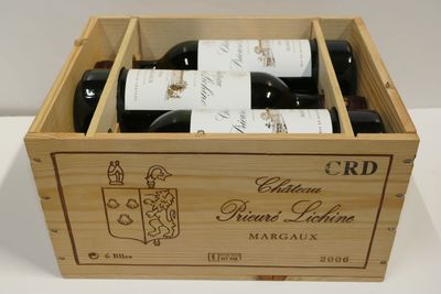 bouteilles de vin rouge dans un coffret en bois sur une table