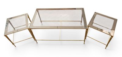 trois tables d'appoint en verre et laiton avec un plateau en verre