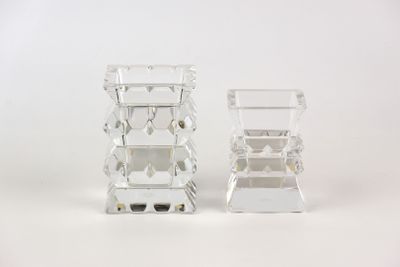 paire de chandeliers en verre clair sur fond blanc