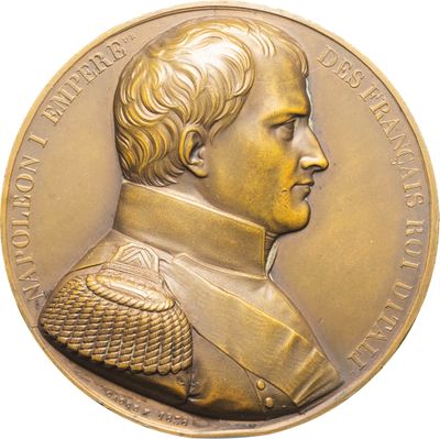 une image représentant une médaille d'or sur laquelle figure le portrait d'un homme
