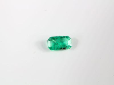 une pierre vert émeraude sur un fond blanc