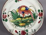deux assiettes ornées d'oiseaux et de fleurs sur un fond gris