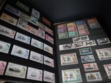 une valise remplie de timbres, avec des timbres à l'intérieur