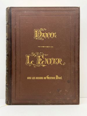 un livre brun posé sur une table à côté d'un mur blanc