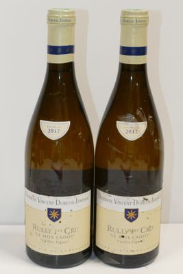 deux bouteilles de vin blanc posées sur une table blanche