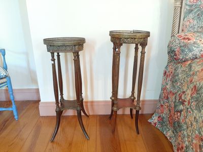 deux tables d'appoint posées sur un parquet en bois massif