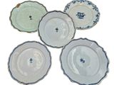 quatre assiettes ornées de motifs bleus et blancs sur un fond blanc