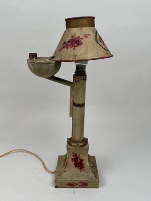une lampe posée sur une table et munie d'un abat-jour