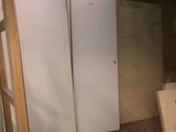une salle de bains équipée d'un lavabo et de toilettes