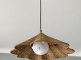 une lampe suspendue au plafond de la pièce
