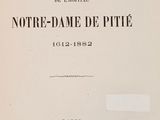 un vieux livre avec un titre en noir et blanc