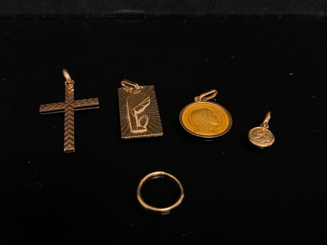 Quatre pendentifs religieux et petite créole en or 18 carats 750 ...