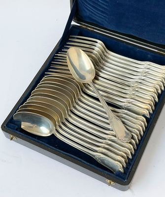 silverware in a blue case with spoons and spoons in it