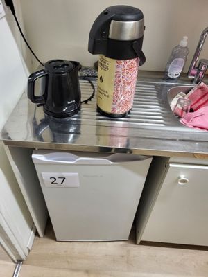 une cafetière et une théière posées sur le plan de travail de la cuisine