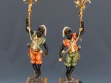 paire de figurines anciennes en bronze et marbre représentant deux hommes tenant des lampes
