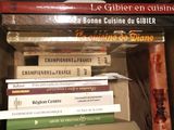 plusieurs livres empilés dans une boîte