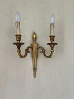 PAIRE D'APPLIQUES à deux lumières en bronze doré.