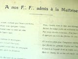 un gros plan d'une page de livre sur laquelle figurent des inscriptions