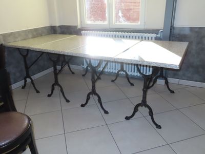 une table placée au milieu d'une pièce