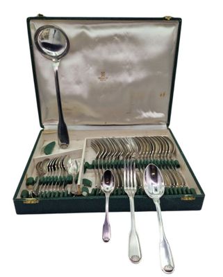 un coffret contenant de l'argenterie, une horloge et des cuillères