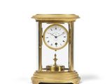 l'image d'une horloge en or posée sur une table