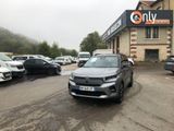 une voiture garée sur un parking devant un immeuble